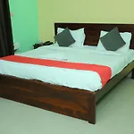 Roomshala 066 Red Stone - Paschim Vihar