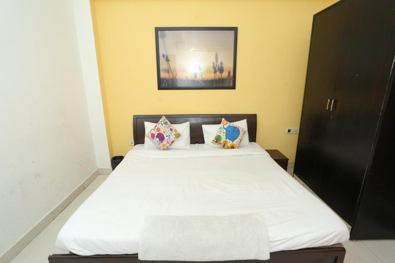Roomshala 066 Red Stone - Paschim Vihar Hotel