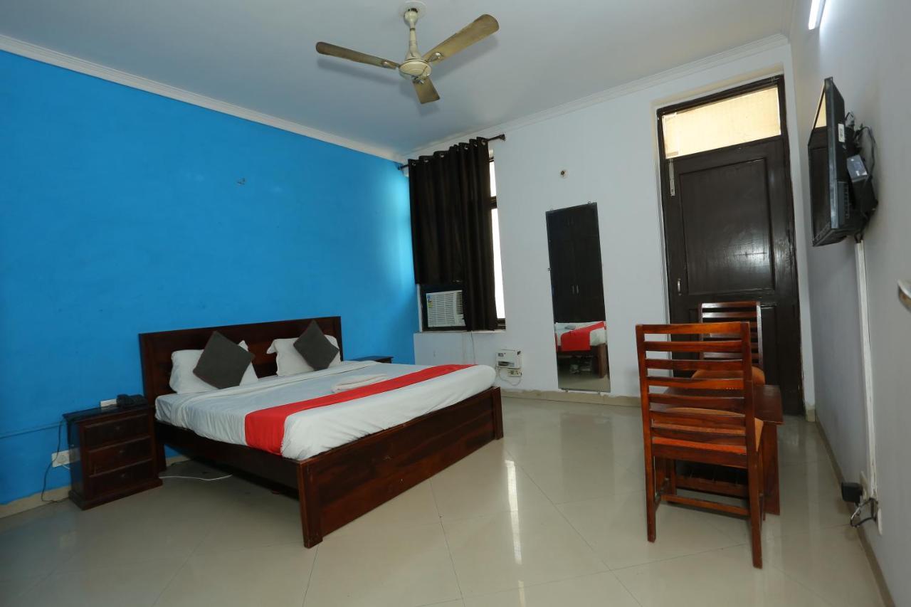 Roomshala 066 Red Stone - Paschim Vihar 3*