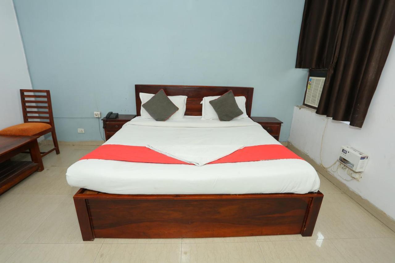 Hotel Roomshala 066 Red Stone - Paschim Vihar 3*